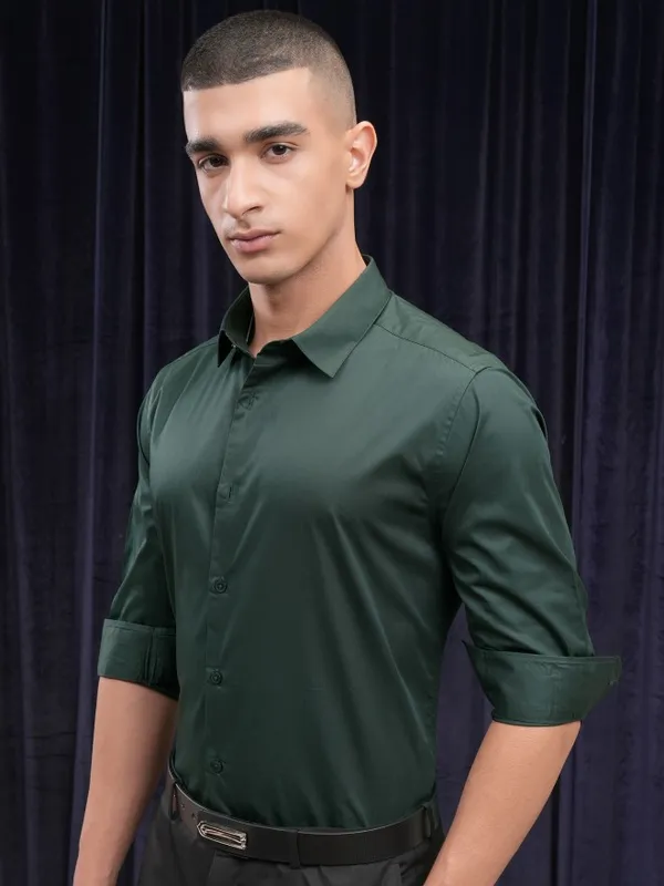 Highlander Men Green Solid Slim Fit Casual Shirt