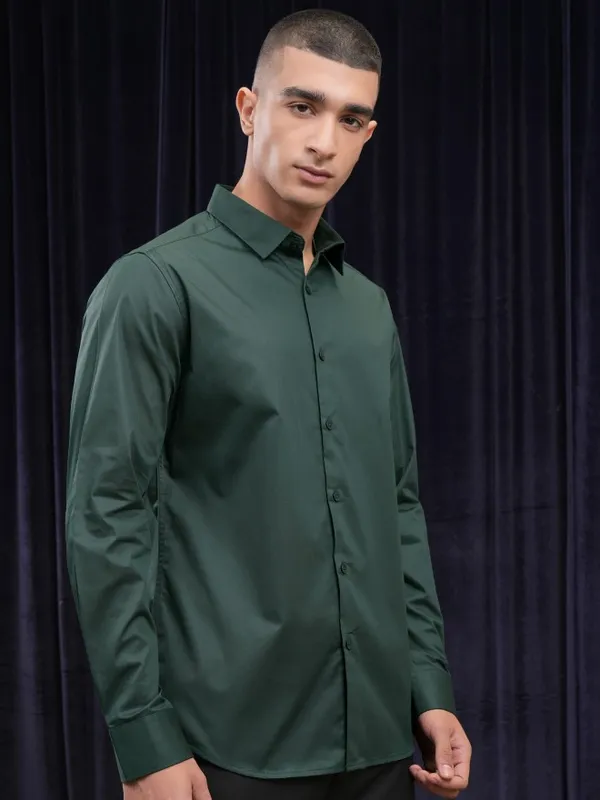 Highlander Men Green Solid Slim Fit Casual Shirt