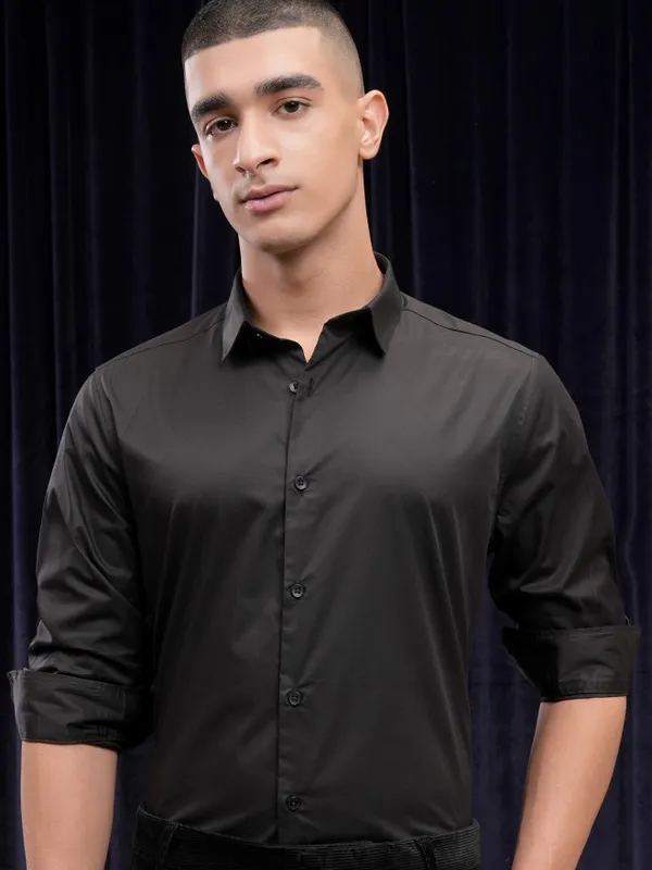 Highlander Men Black Solid Slim Fit Casual Shirt