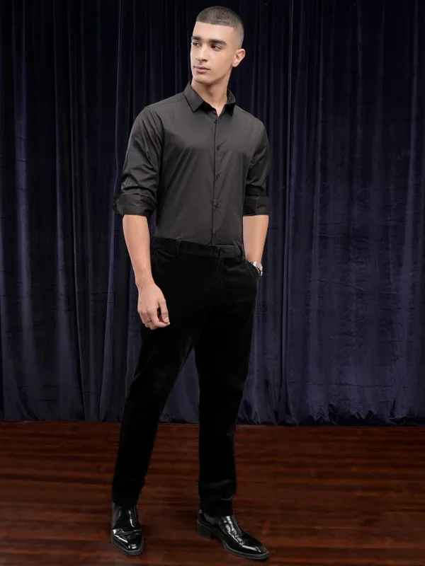 Highlander Men Black Solid Slim Fit Casual Shirt