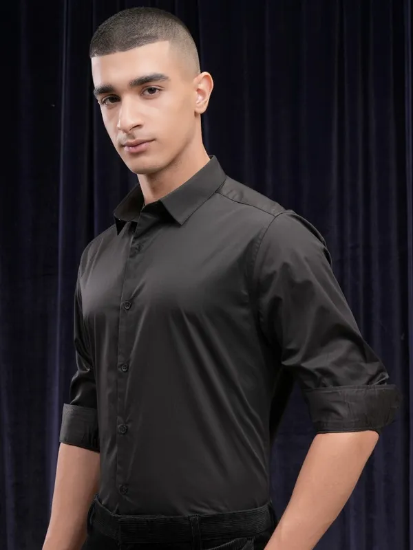Highlander Men Black Solid Slim Fit Casual Shirt