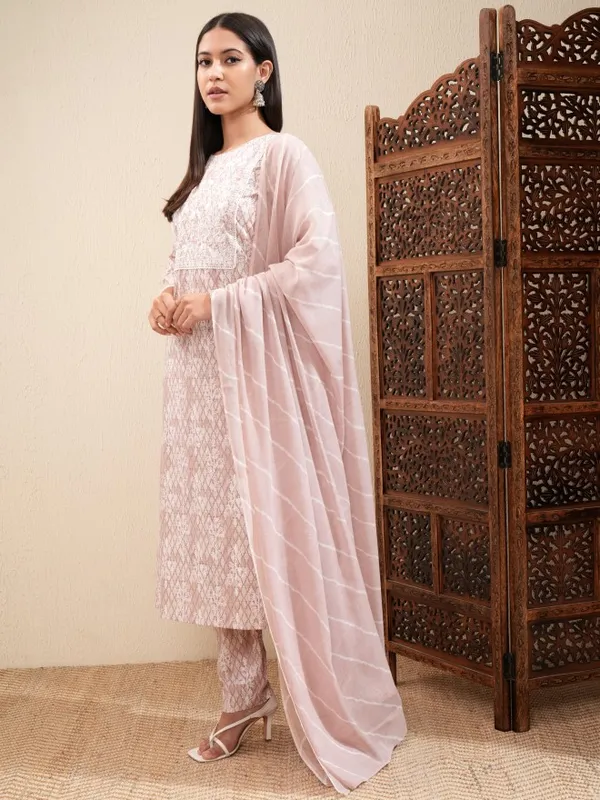 Women Kurta Trousers & Dupatta