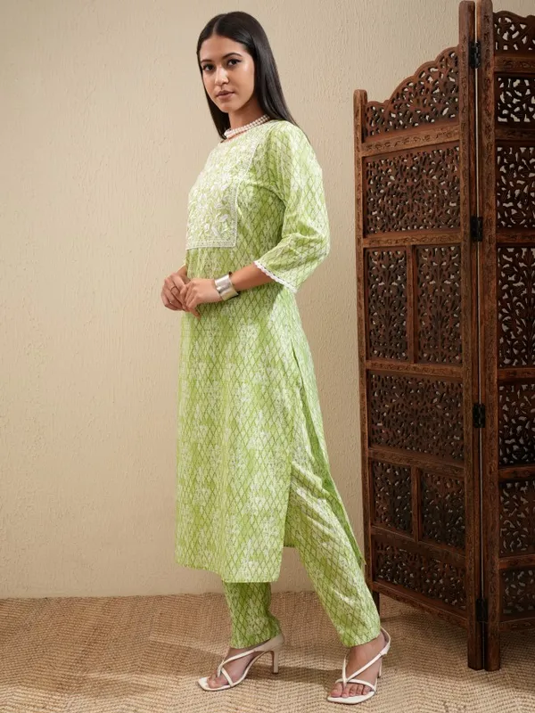 Vishudh Women Green Embroidered Straight Kurta With Pants And Dupatta