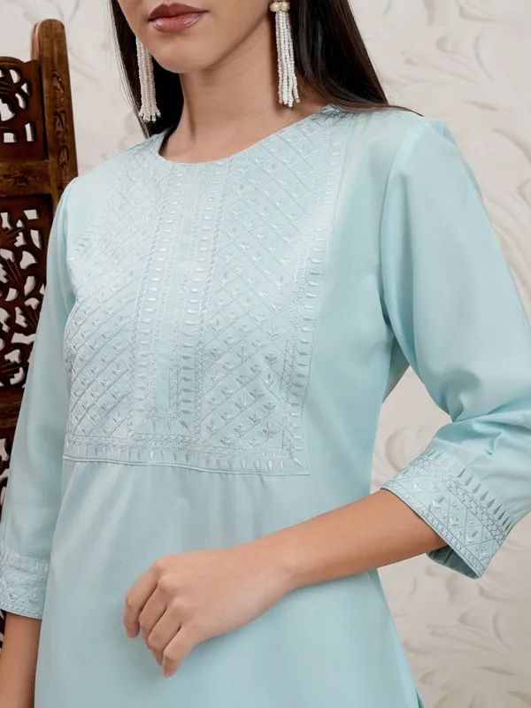 Vishudh Women Green Embroidered Straight Kurta