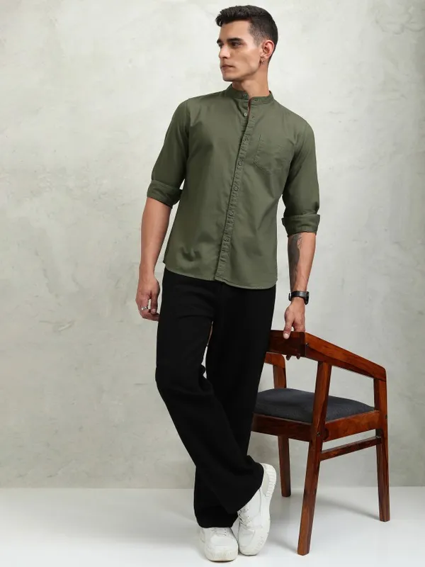 Highlander Men Olive Solid Regular Fit Casual Shirt