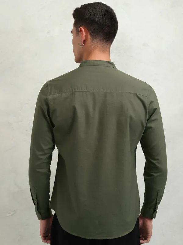 Highlander Men Olive Solid Regular Fit Casual Shirt