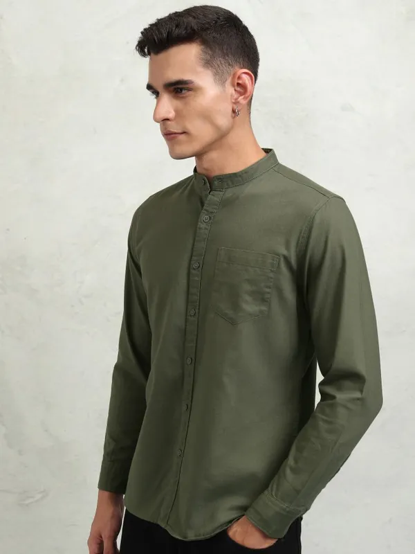 Highlander Men Olive Solid Regular Fit Casual Shirt