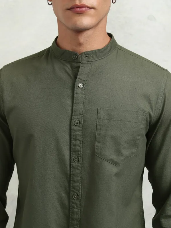 Highlander Men Olive Solid Regular Fit Casual Shirt