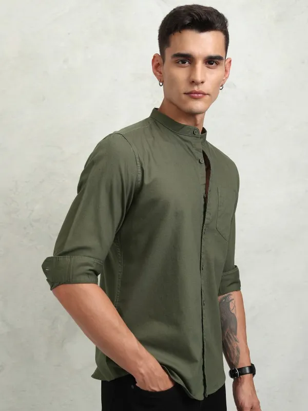 Highlander Men Olive Solid Regular Fit Casual Shirt