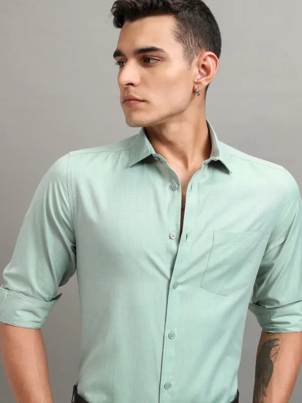 Highlander Men Green Solid Slim Fit Casual Shirt