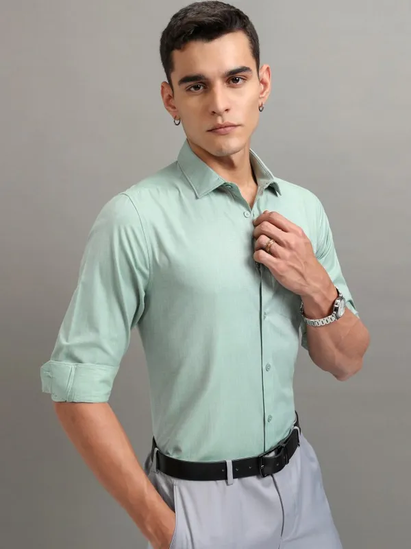 Highlander Men Green Solid Slim Fit Casual Shirt