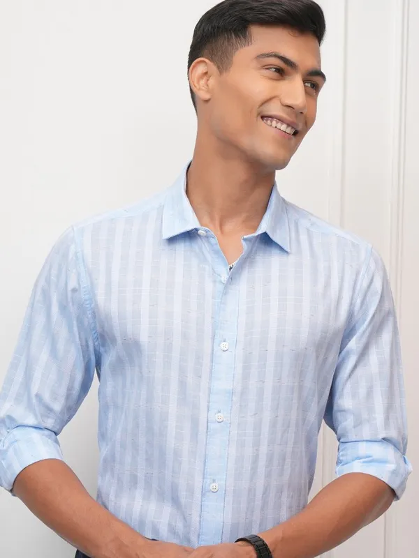 Locomotive Men Blue Checked Slim Fit Casual Shirt