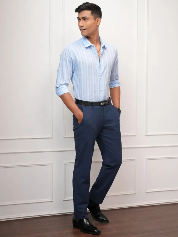 Locomotive Men Blue Checked Slim Fit Casual Shirt