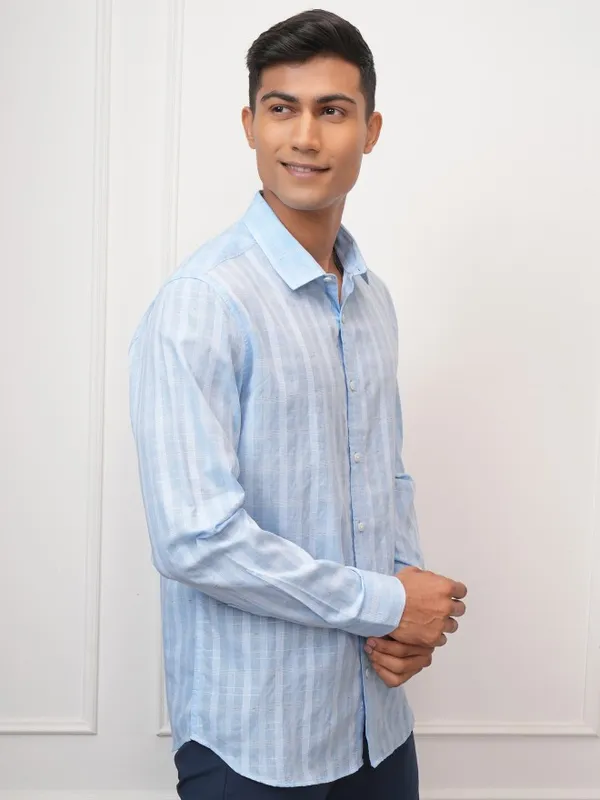 Locomotive Men Blue Checked Slim Fit Casual Shirt