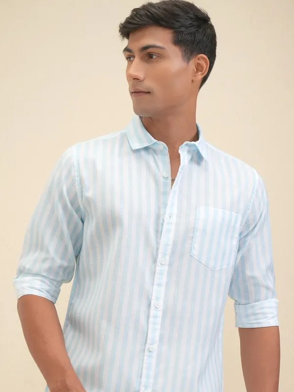 Locomotive Men Blue Striped Regular Fit Casual Shirt