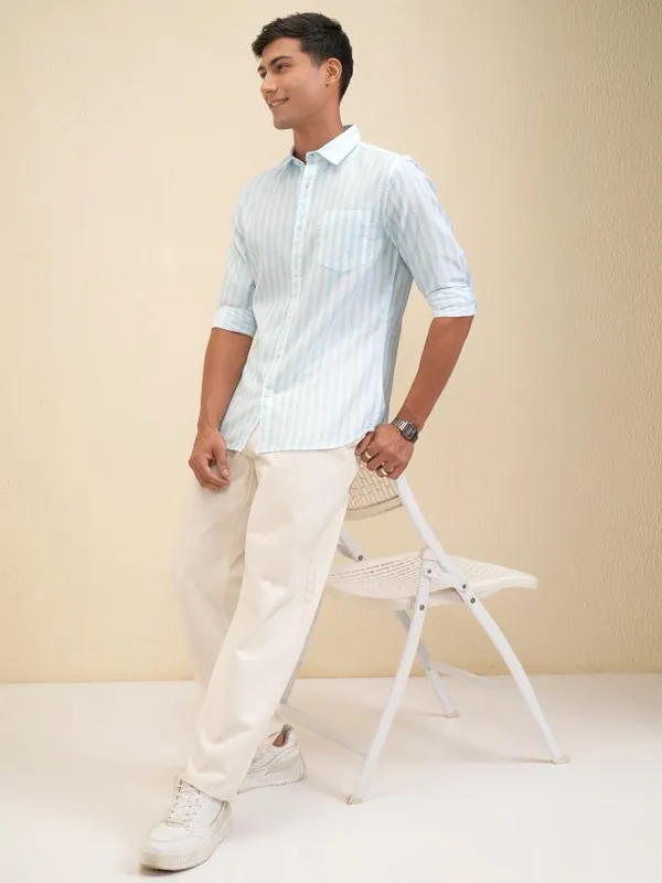 Locomotive Men Blue Striped Regular Fit Casual Shirt