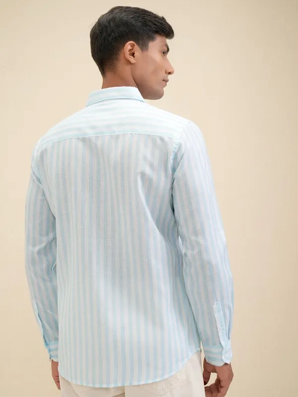 Locomotive Men Blue Striped Regular Fit Casual Shirt