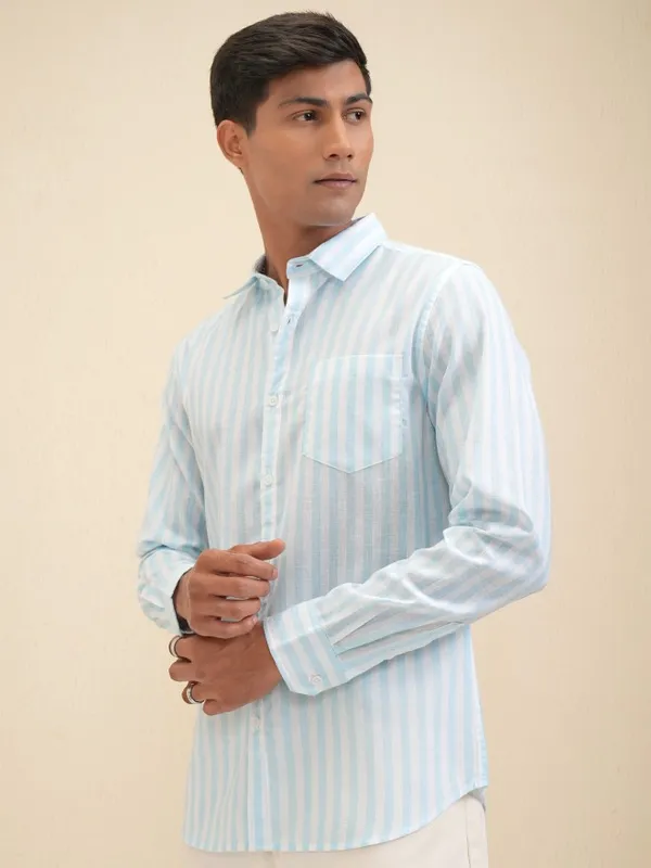 Locomotive Men Blue Striped Regular Fit Casual Shirt