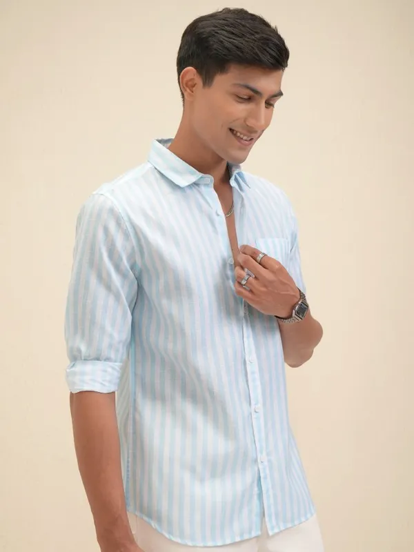 Locomotive Men Blue Striped Regular Fit Casual Shirt