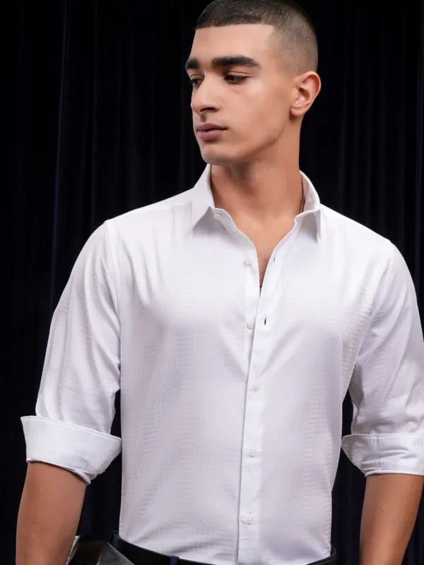 Highlander Men White Solid Slim Fit Casual Shirt