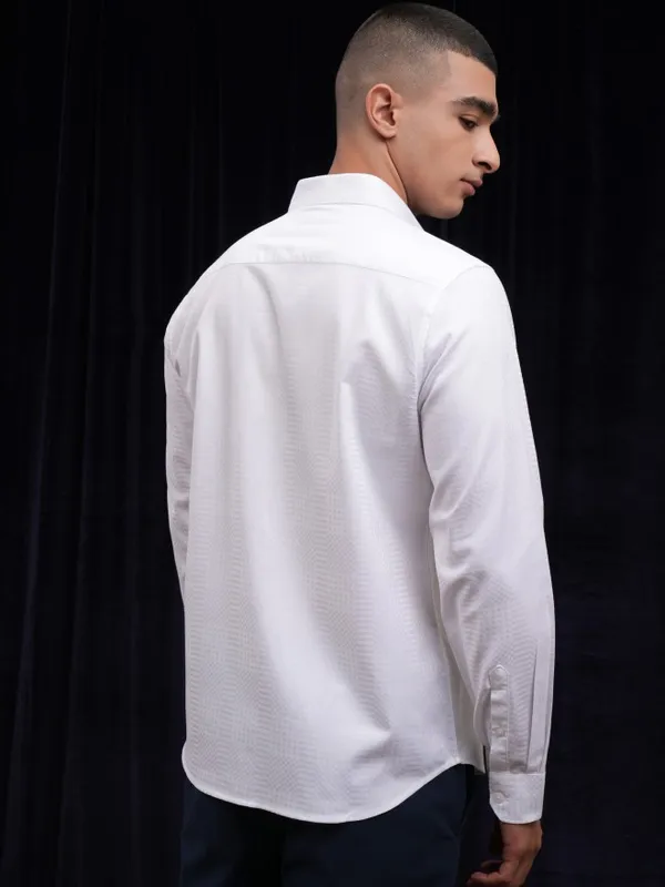 Highlander Men White Solid Slim Fit Casual Shirt