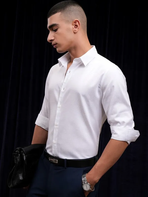 Highlander Men White Solid Slim Fit Casual Shirt