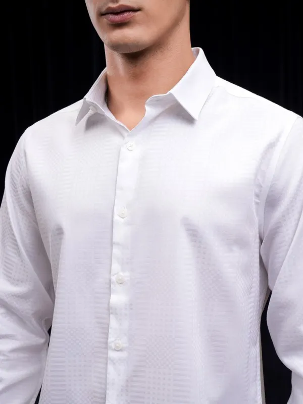Highlander Men White Solid Slim Fit Casual Shirt