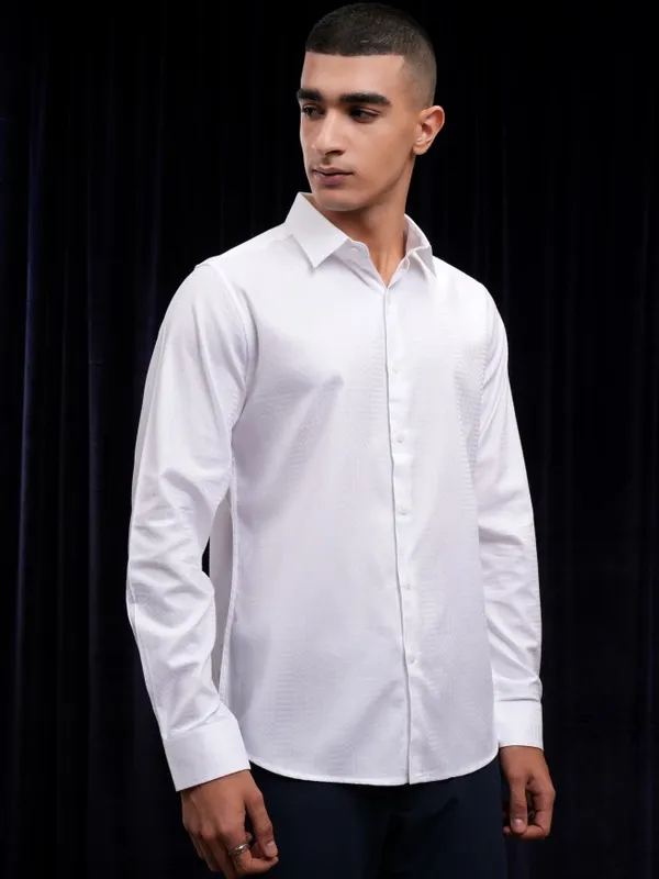 Highlander Men White Solid Slim Fit Casual Shirt
