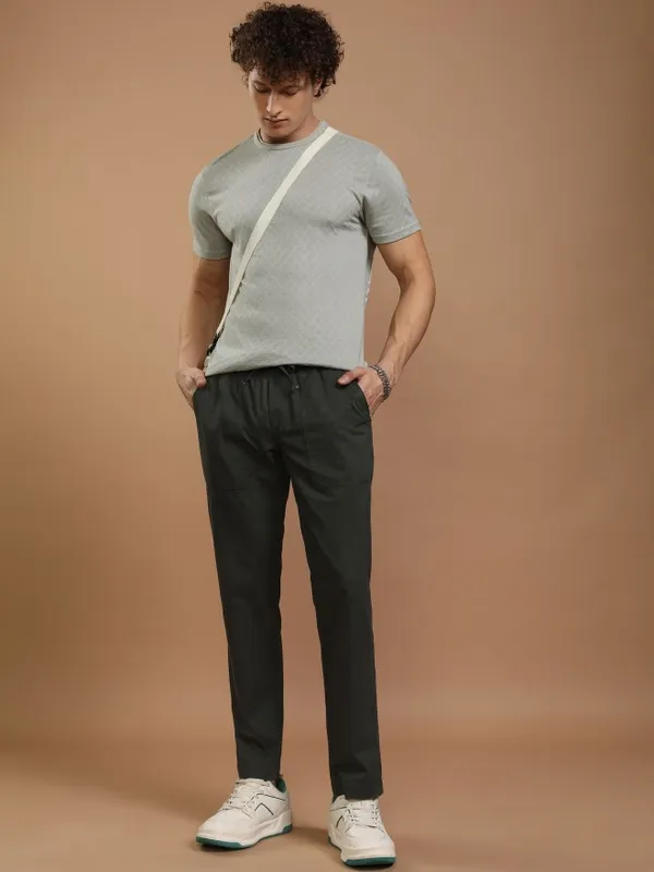 Highlander Men Olive Relaxed Fit Solid Casual Trousers