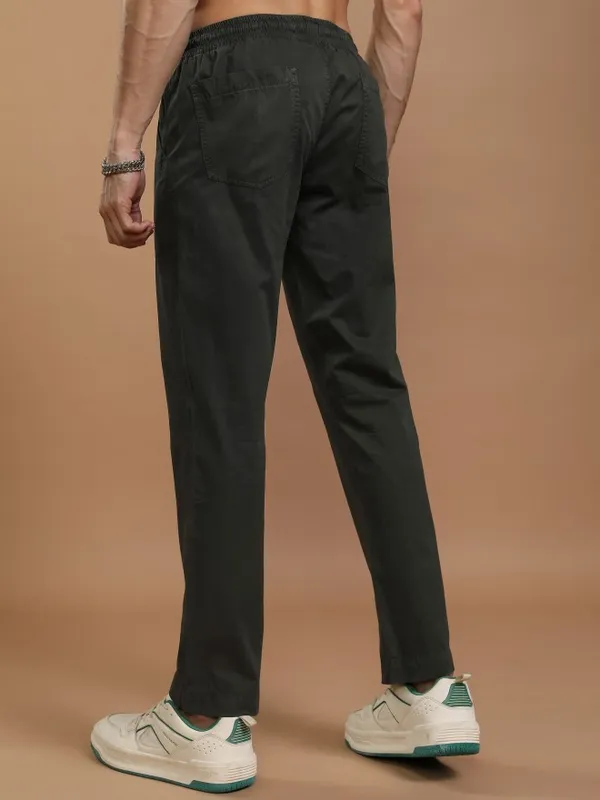 Highlander Men Olive Relaxed Fit Solid Casual Trousers
