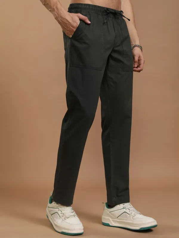Highlander Men Olive Relaxed Fit Solid Casual Trousers