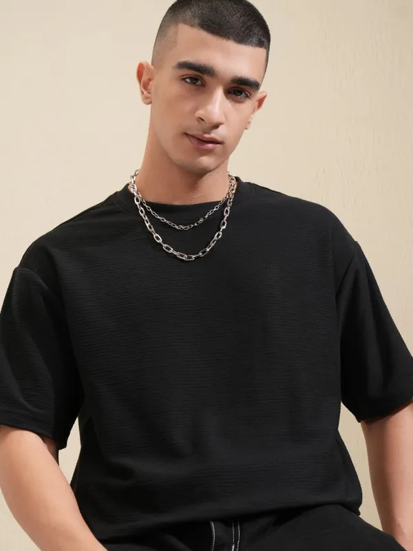 Highlander Men Black Solid Round Neck Oversized Fit T-Shirt