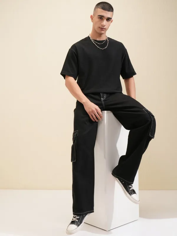 Highlander Men Black Solid Round Neck Oversized Fit T-Shirt