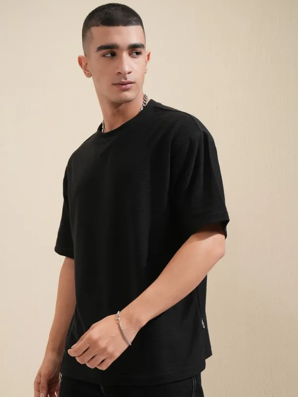 Highlander Men Black Solid Round Neck Oversized Fit T-Shirt