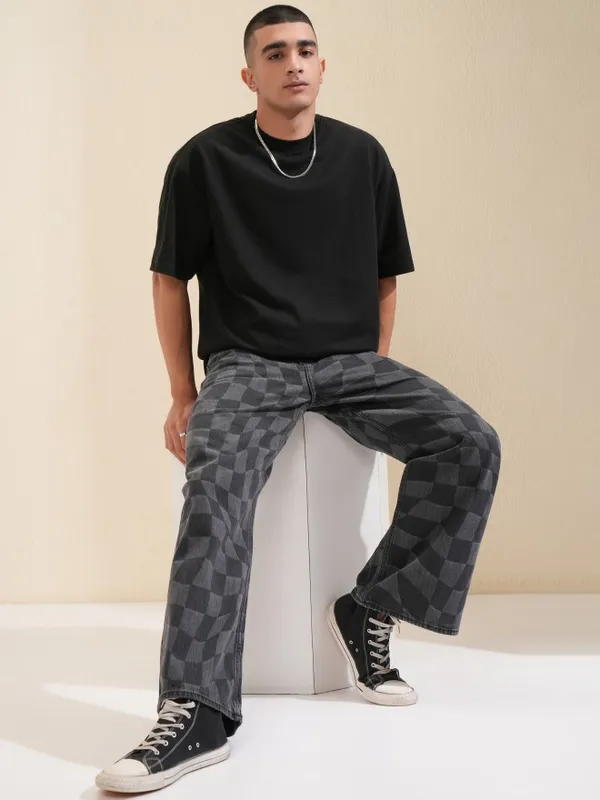Highlander Men Black Solid Round Neck Oversized Fit T-Shirt