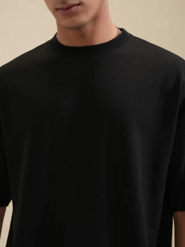 Highlander Men Black Solid Round Neck Oversized Fit T-Shirt