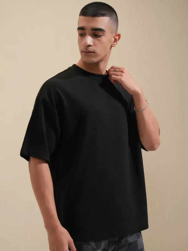 Highlander Men Black Solid Round Neck Oversized Fit T-Shirt