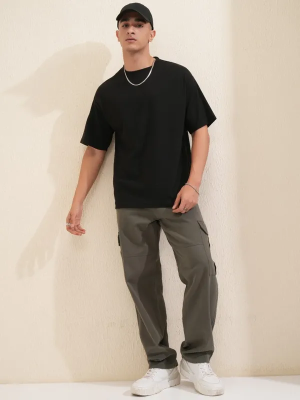 Highlander Men Black Solid Round Neck Oversized Fit T-Shirt