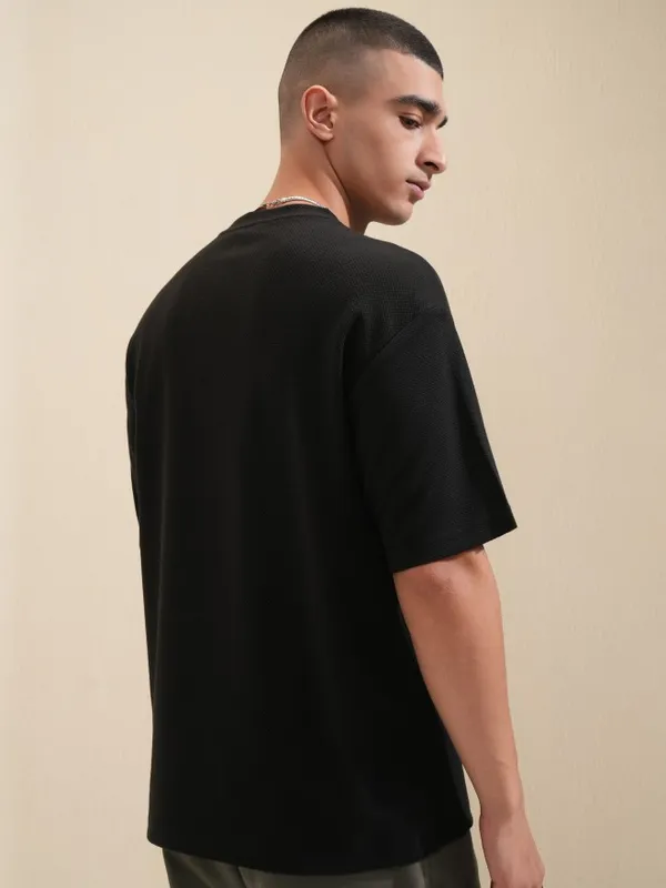 Highlander Men Black Solid Round Neck Oversized Fit T-Shirt