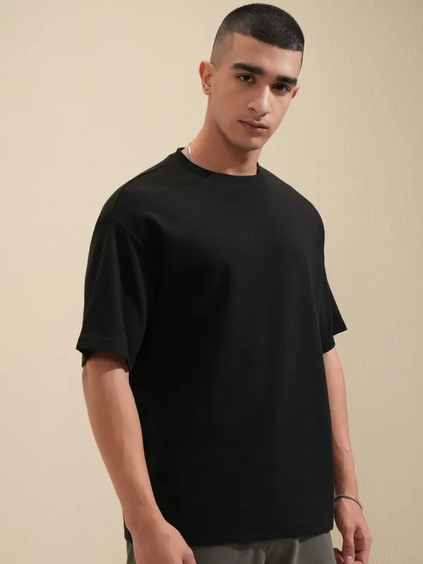 Highlander Men Black Solid Round Neck Oversized Fit T-Shirt