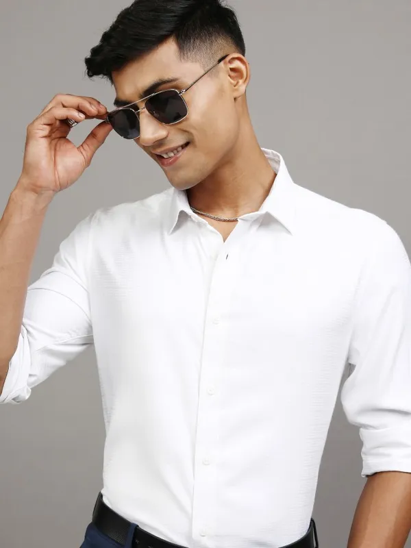 Locomotive Men White Textured Slim Fit Casual Shirt