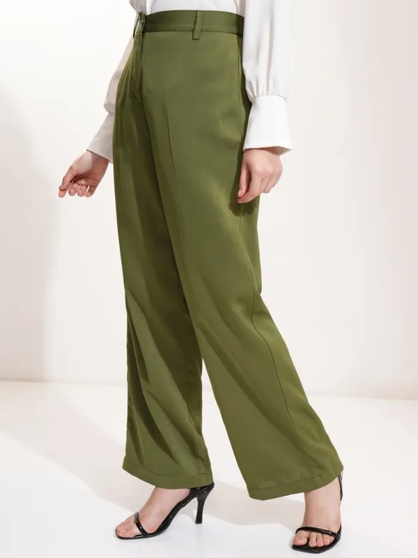 Tokyo Talkies Women Olive Solid Regular Fit Casual Trouser