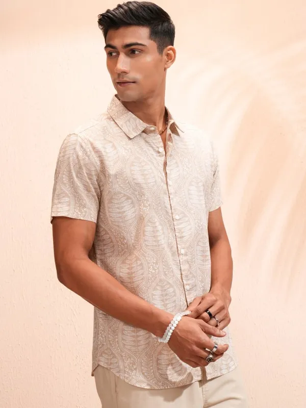 Highlander Men Beige Printed Regular Fit Casual Shirt