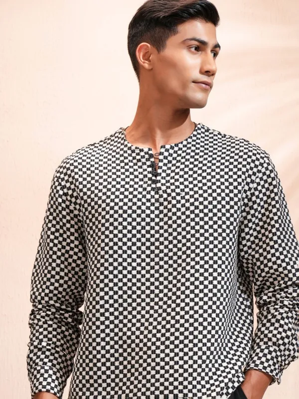 Highlander Men Black Textured Relaxed Fit Casual Shirt