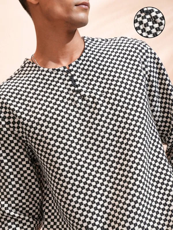 Highlander Men Black Textured Relaxed Fit Casual Shirt