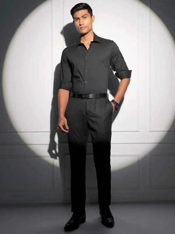 Locomotive Men Black Solid Slim Fit Casual Shirt
