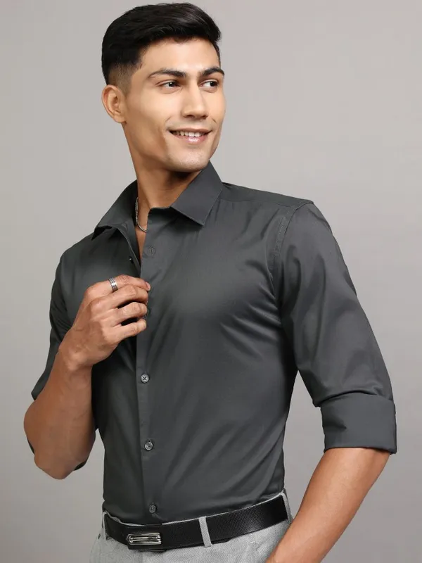 Locomotive Men Charcoal Solid Slim Fit Casual Shirt