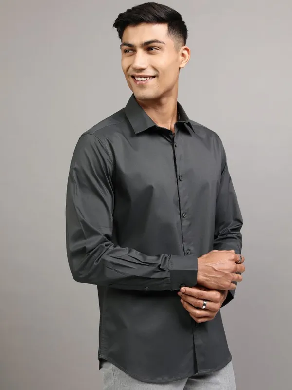 Locomotive Men Charcoal Solid Slim Fit Casual Shirt
