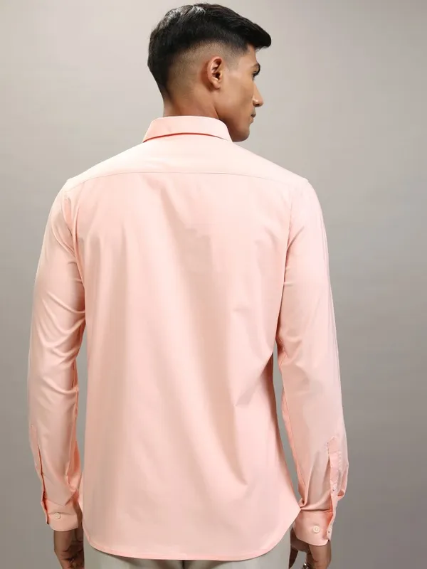 Locomotive Men Peach Solid Slim Fit Casual Shirt