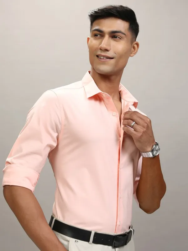 Locomotive Men Peach Solid Slim Fit Casual Shirt